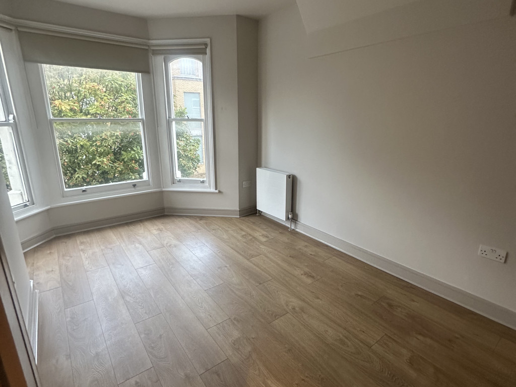 Vacant bedroom before staging – property preparation for sale in London