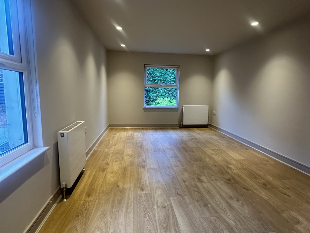 Vacant bedroom before staging – property preparation for sale in London.jpeg