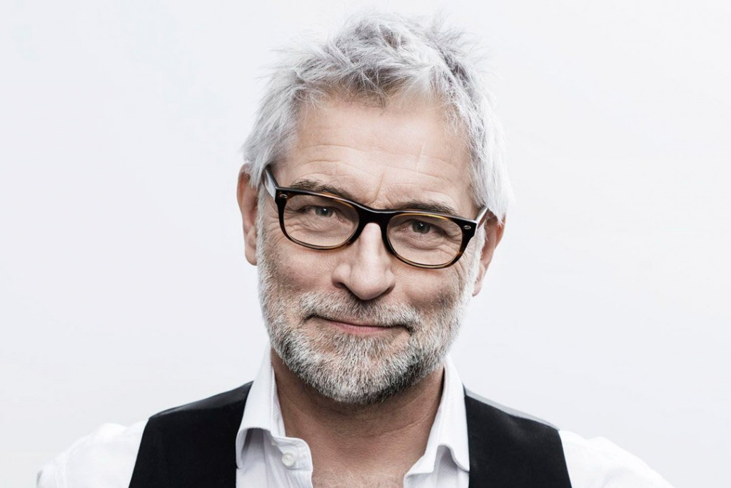 A-grey-haired-man-with-grey-beard-wearing-a-rectangular-dark-tortoise-eyeglasses-frame.jpg