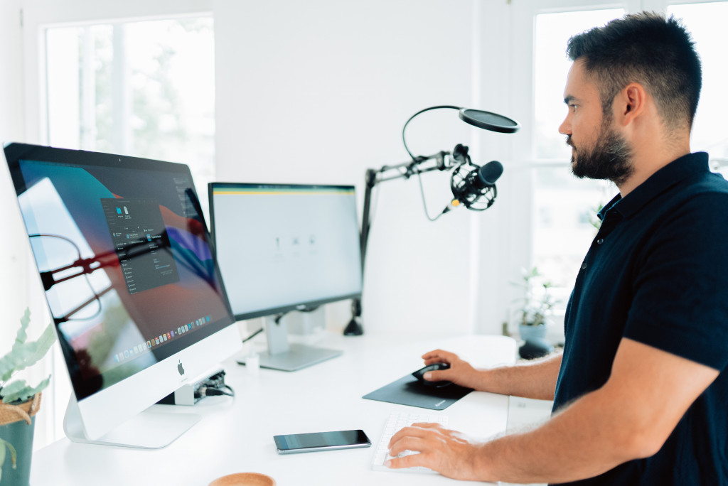 malte-helmhold-oDyk-FUVfU0-unsplash.jpg Guy in front of desktop screens | Top PPC mistakes to avoid - Clickmo