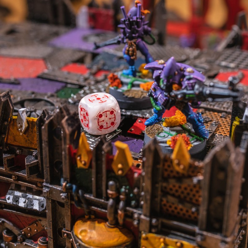 Crosshairs Compact D6: Black & Pearl 3