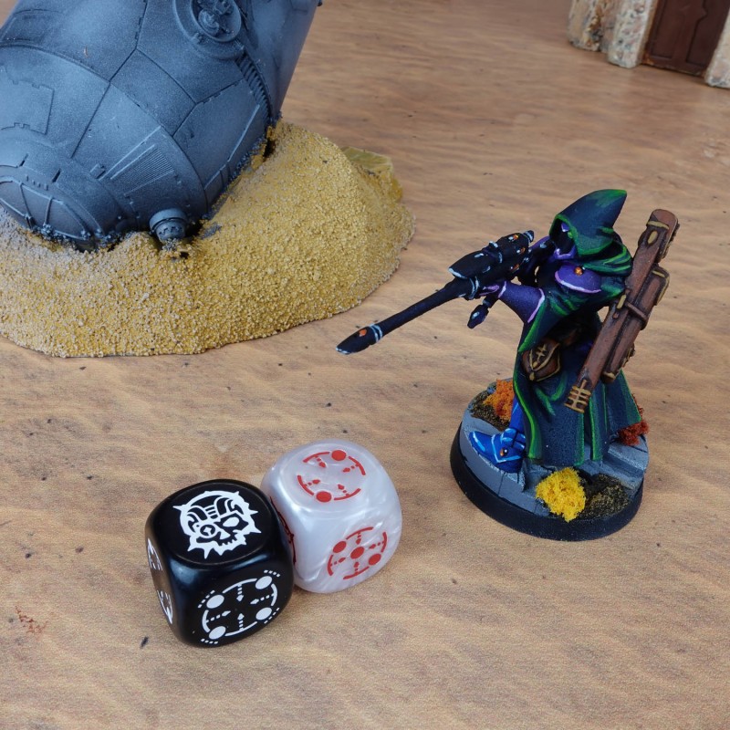 Crosshairs Compact D6: Black & Pearl 4