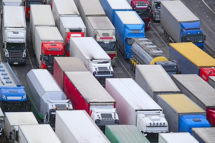 Más de 30 kilómetros de colas de camiones para entrar a la Unión Europea  desde Reino