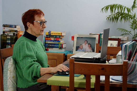 Bookmark volunteer in an online session.
