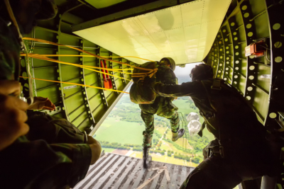 Rangersparachutedfrommilitaryairplanes Soldiersparachutedfromtheplaneisolatedairbornesoldierpracticeparachuting Paratroopersjumpingfromanairplane