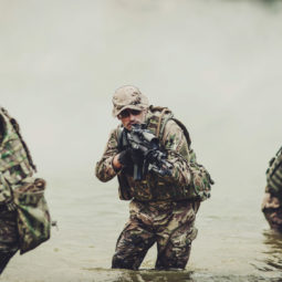 Specialforcessoldierswithweapontakepartinmilitarymaneuver Wararmytechnologyandpeopleconcept