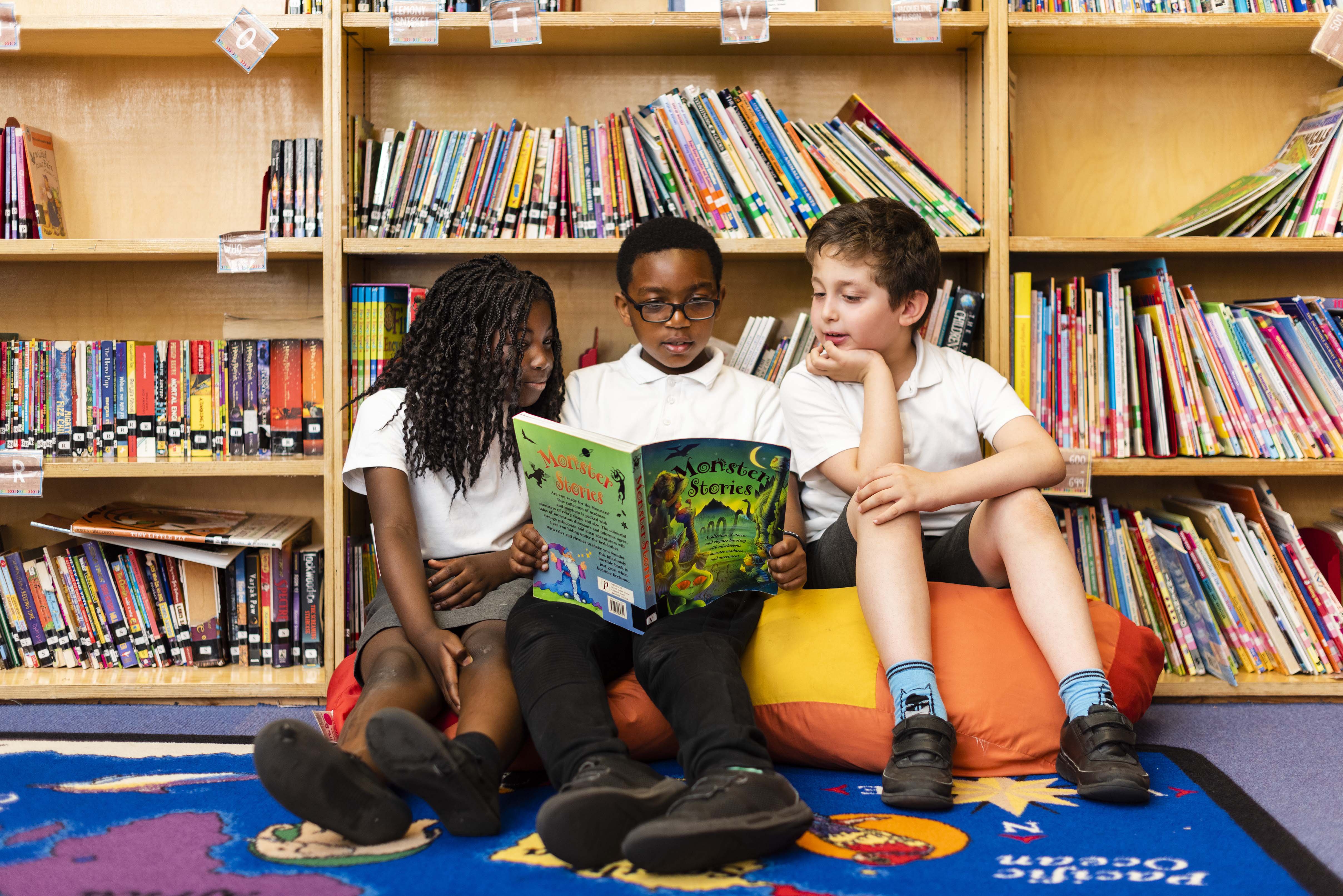 Randal Cremer_children group portrait reading in library